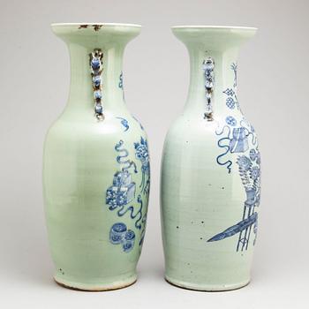 GOLVURNOR, två snarlika, porslin. Qingdynastin, tidigt 1900-tal.