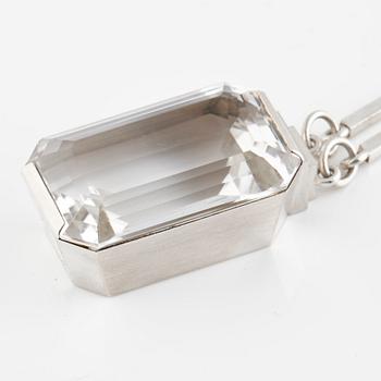 HALSSMYCKE, sterlingsilver med fasettslipad bergkristall, Wiwen Nilsson, Lund, 1942. Vikt 37,8 gram.