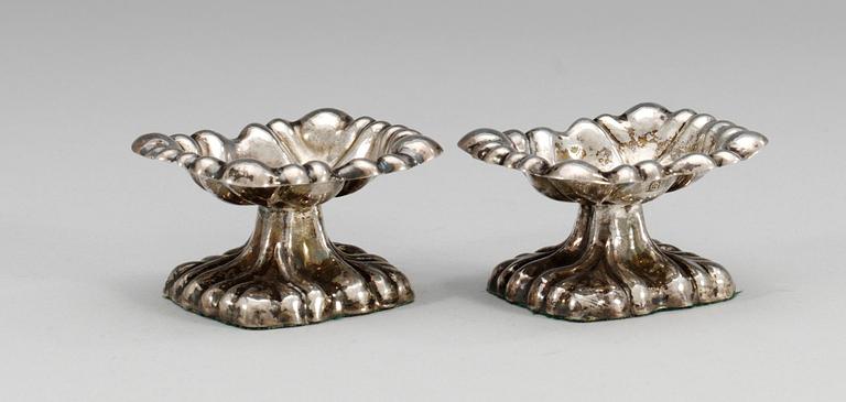 SALTKAR, ett par, silver. Wien 1852.
