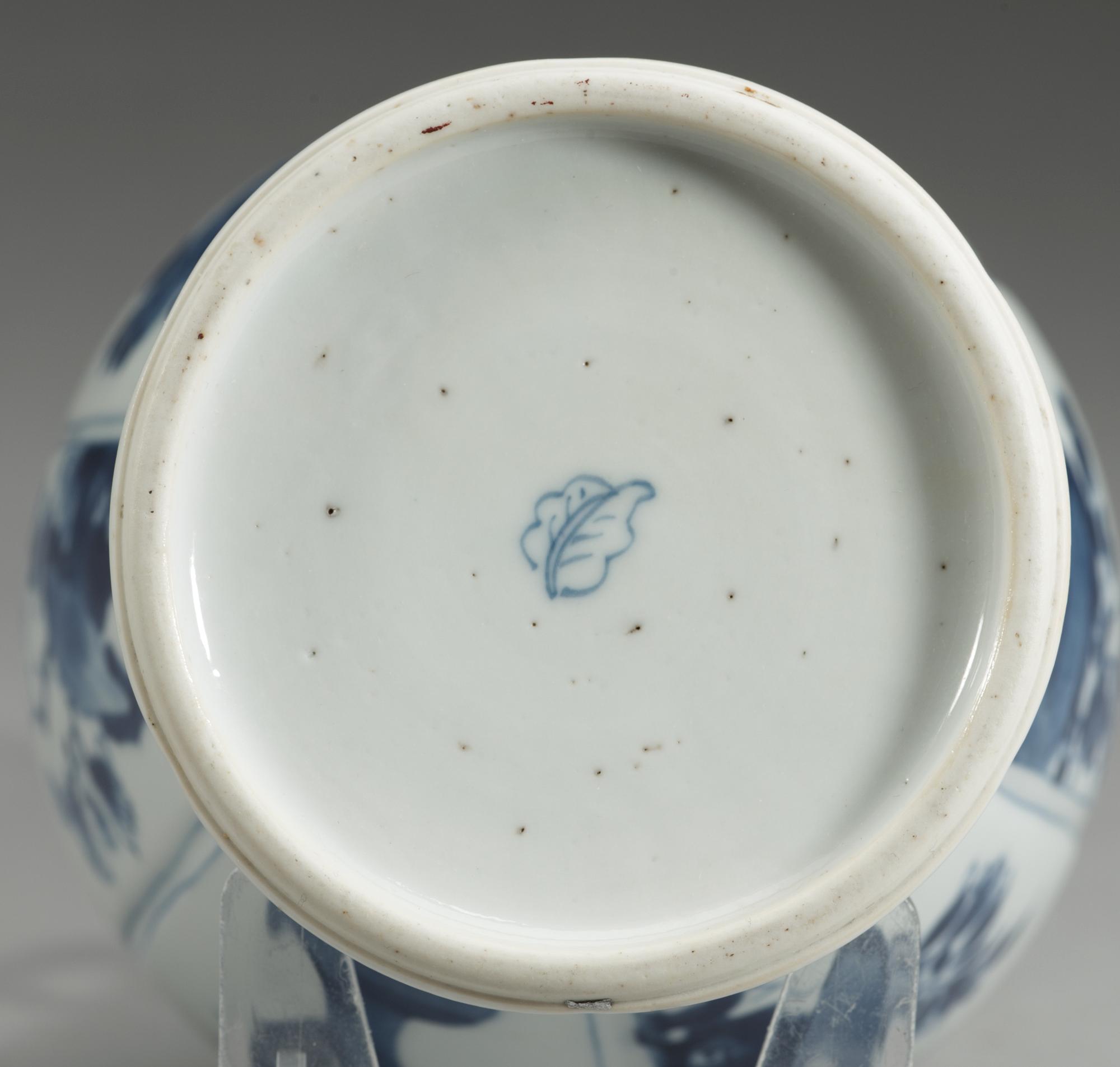 A blue and white vase, Qing dynasty, Kangxi (1662-1722).