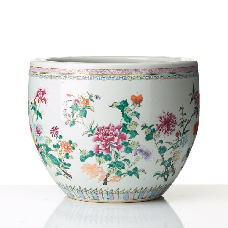 A famille rose flower pot, Qing dynasty, circa 1900.