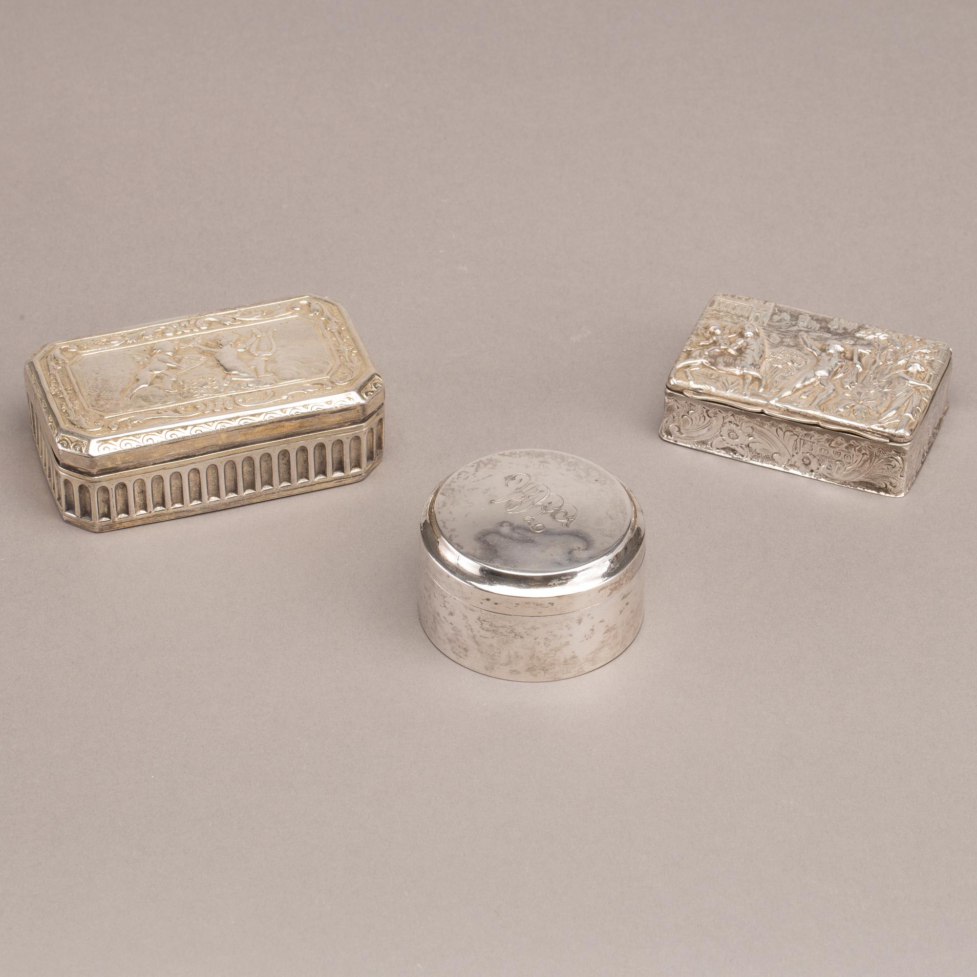 JOHAN GUSTAV HENTZELL dosa silver delvis förgylld, Kalmar 1903 medföljer två engelska dosor.