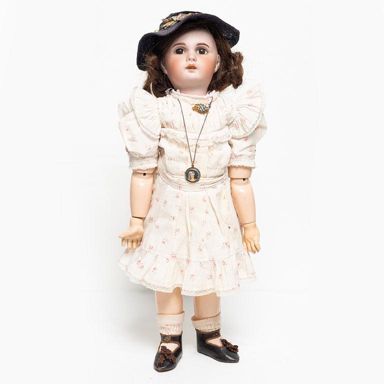 Bisque doll, Tete Jumeau, France, 1907.