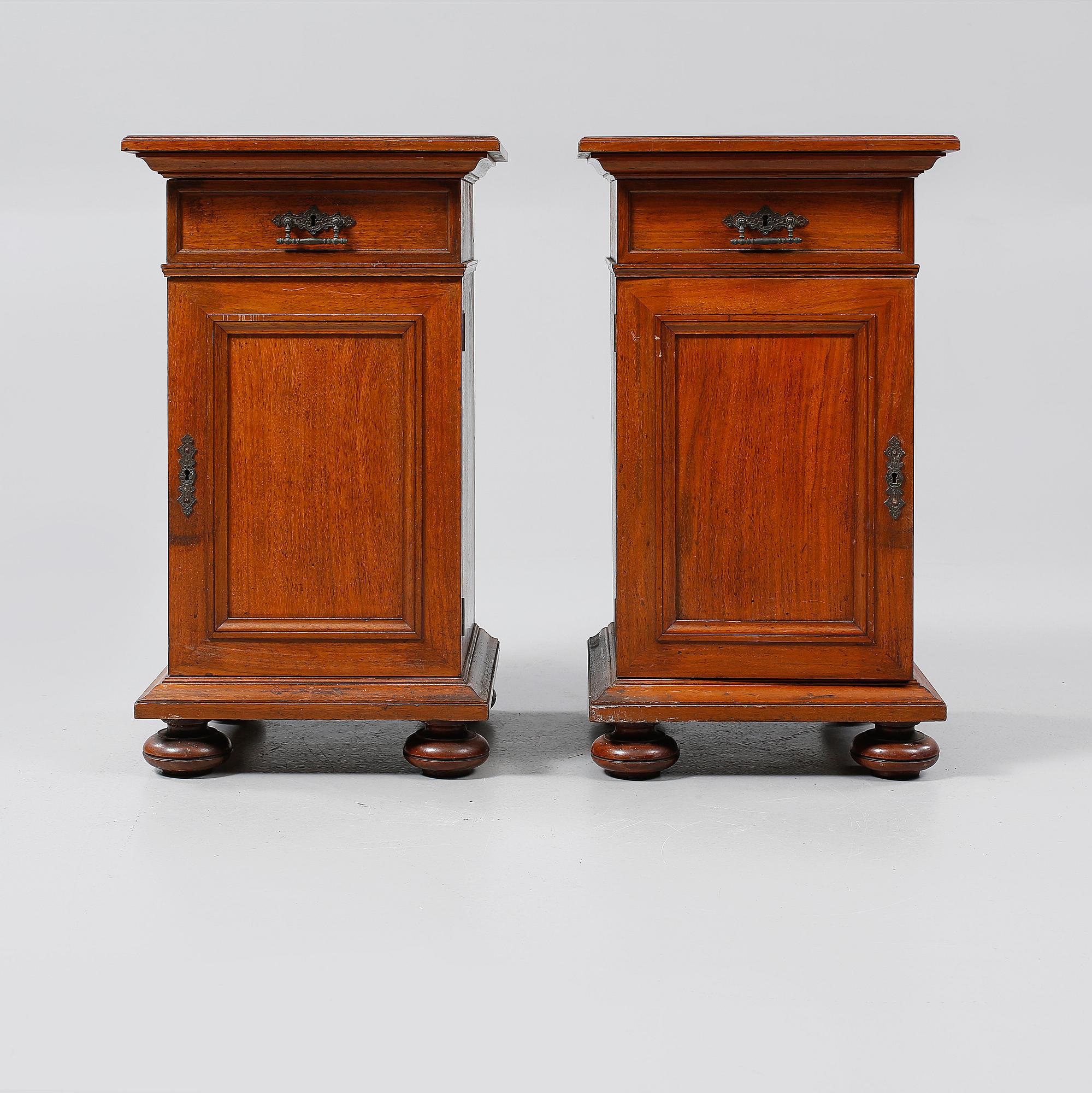 SÄNGBORD / NATTDUKSBORD, ett par, nyrenässans, 1800-talets slut.