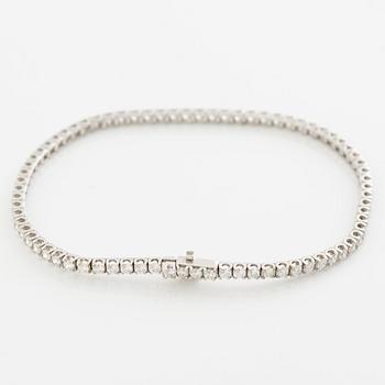 Tennis bracelet in 18K white gold set with brilliant-cut diamonds.