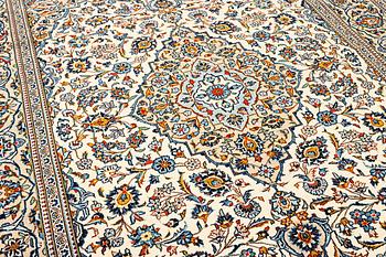 A Kashan carpet, a. 351 x 245 cm.