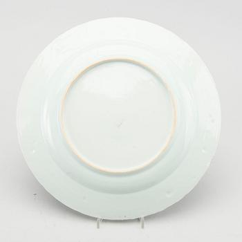 TWO CHINESE SERVING DISHES AND THREE PLAETS, PORCELAIN QINALONG.
