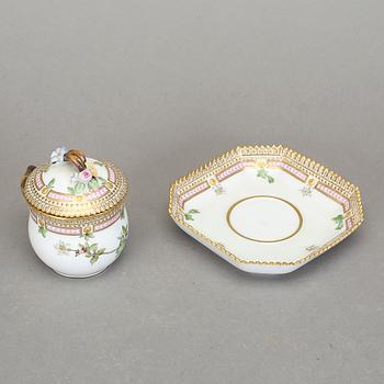 CREMEKOPP MED FAT, porslin, "Flora Danica", Royal Copenhagen, Danmark.