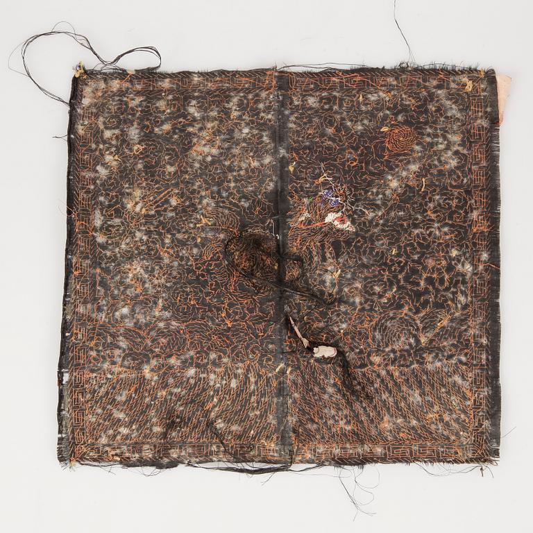 RANGMÄRKE, siden, s.k. Buzi, ca 29x32 cm. Qing dynastin. Kina 1800-tal.
