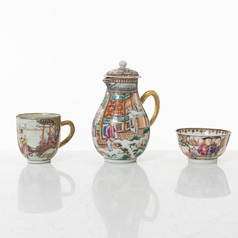 A Chinese export porcelain creamer with cover and two cups, Qing dynasty, 18th century.