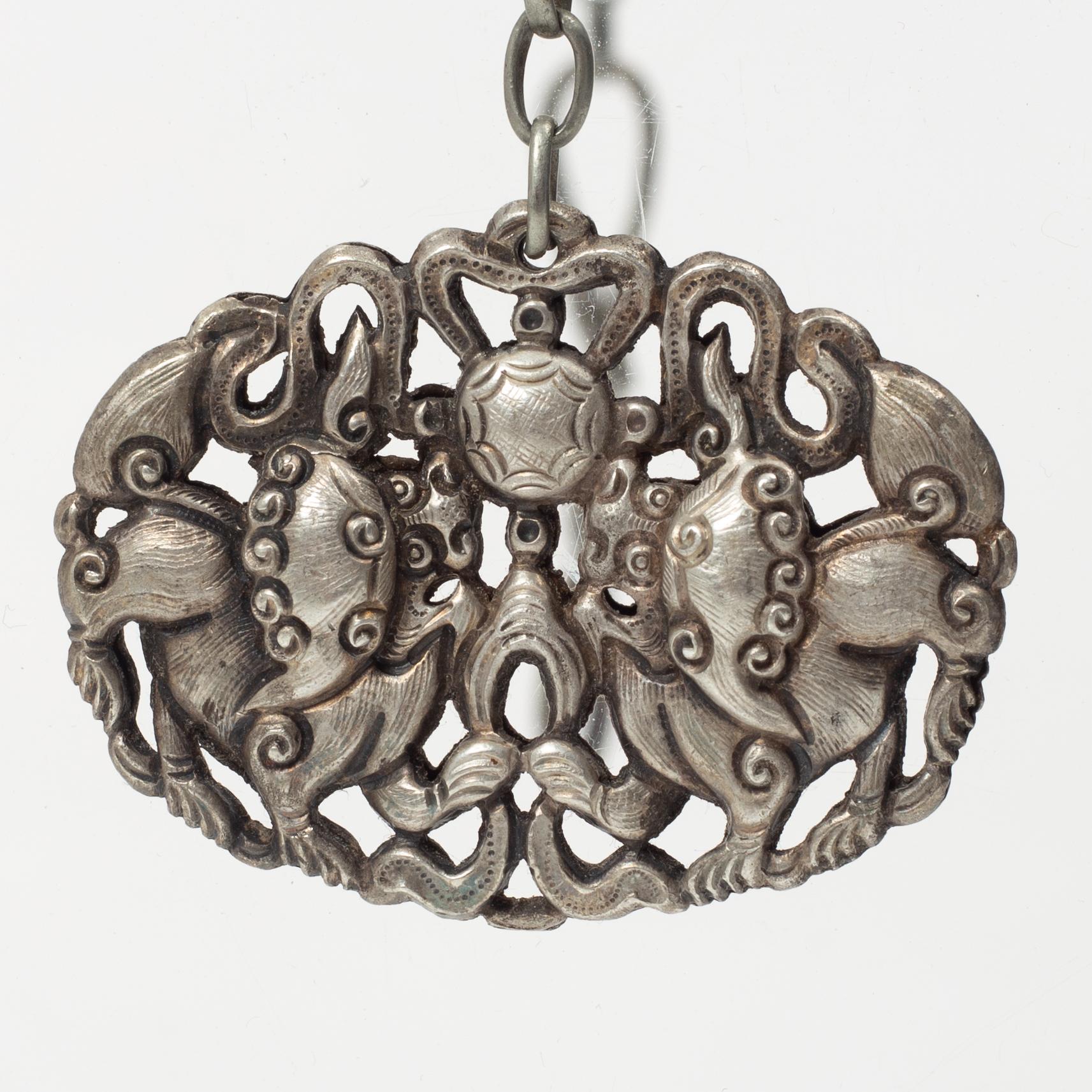 Amuletter, fyra stycken, vitmetall samt fyra hårsmycken delvis i silver, Kina, 1900-tal.