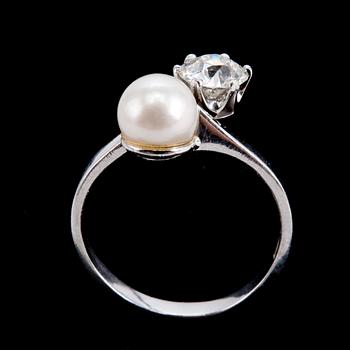 A RING, antique cut diamond c. 0.80 ct. H/si3, pearl Ø 7 mm.