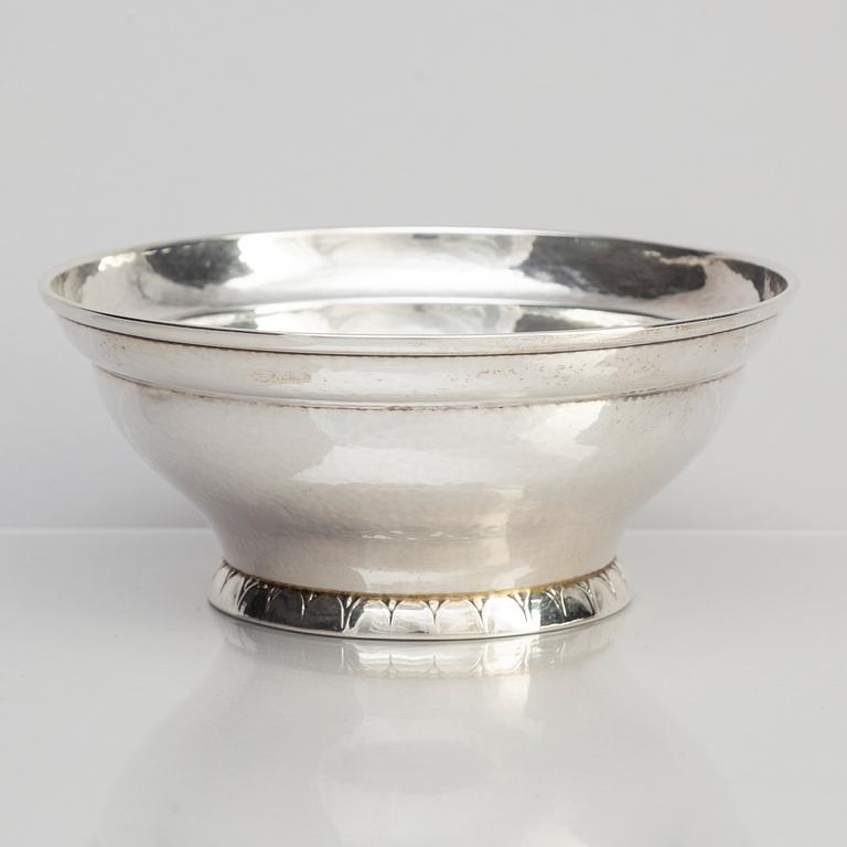 Georg Jensen, a sterling silver bowl, model nr 415, Copenhagen 1925-32.