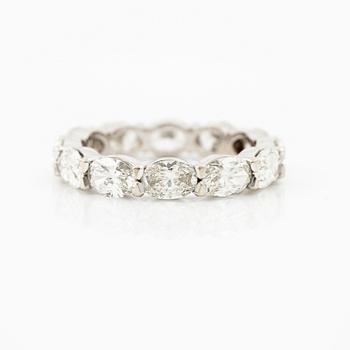 Ring, full eternity band in 18K white gold with oval-cut diamonds.