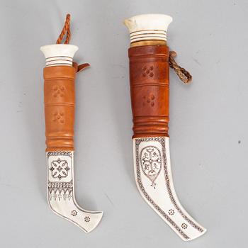 INGVAR SVONNI, two Sami reindeer horn knives, signed I Svonni.