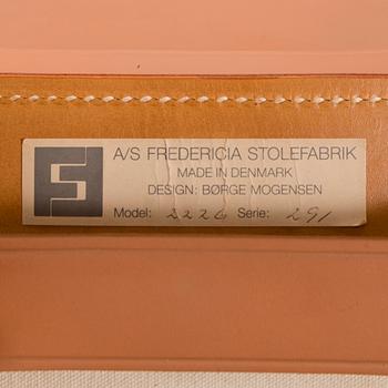 BØRGE MOGENSEN, KARMSTOLAR, ETT PAR. Spanska stolen. Etikettmärkt Fredericia Stolefabrik, Danmark.