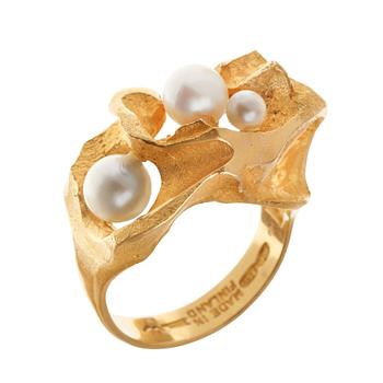792. A Björn Weckström 18k gold ring with three pearls, Lapponia, Finland.