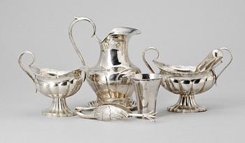 PARTI SILVER, 7 delar, bl a Lorenz Hell, Alingsås 1806. Tot ca 570 g.