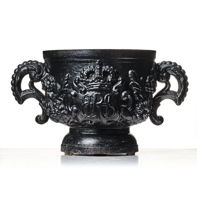 A Swedish cast iron garden urn, 19th century.