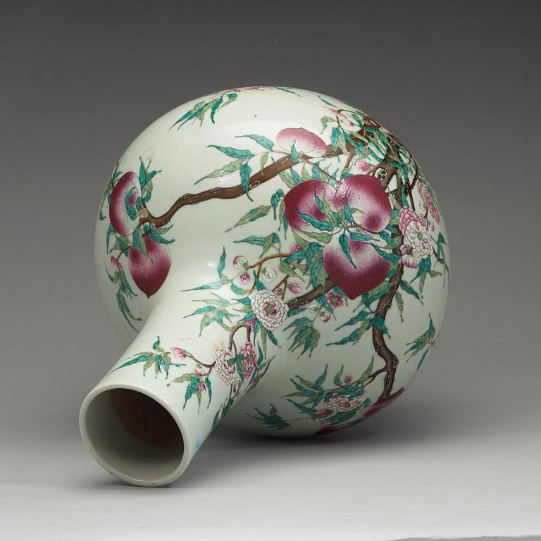 GOLVVAS, porslin. Qingdynastin, omkring 1900 med märke.