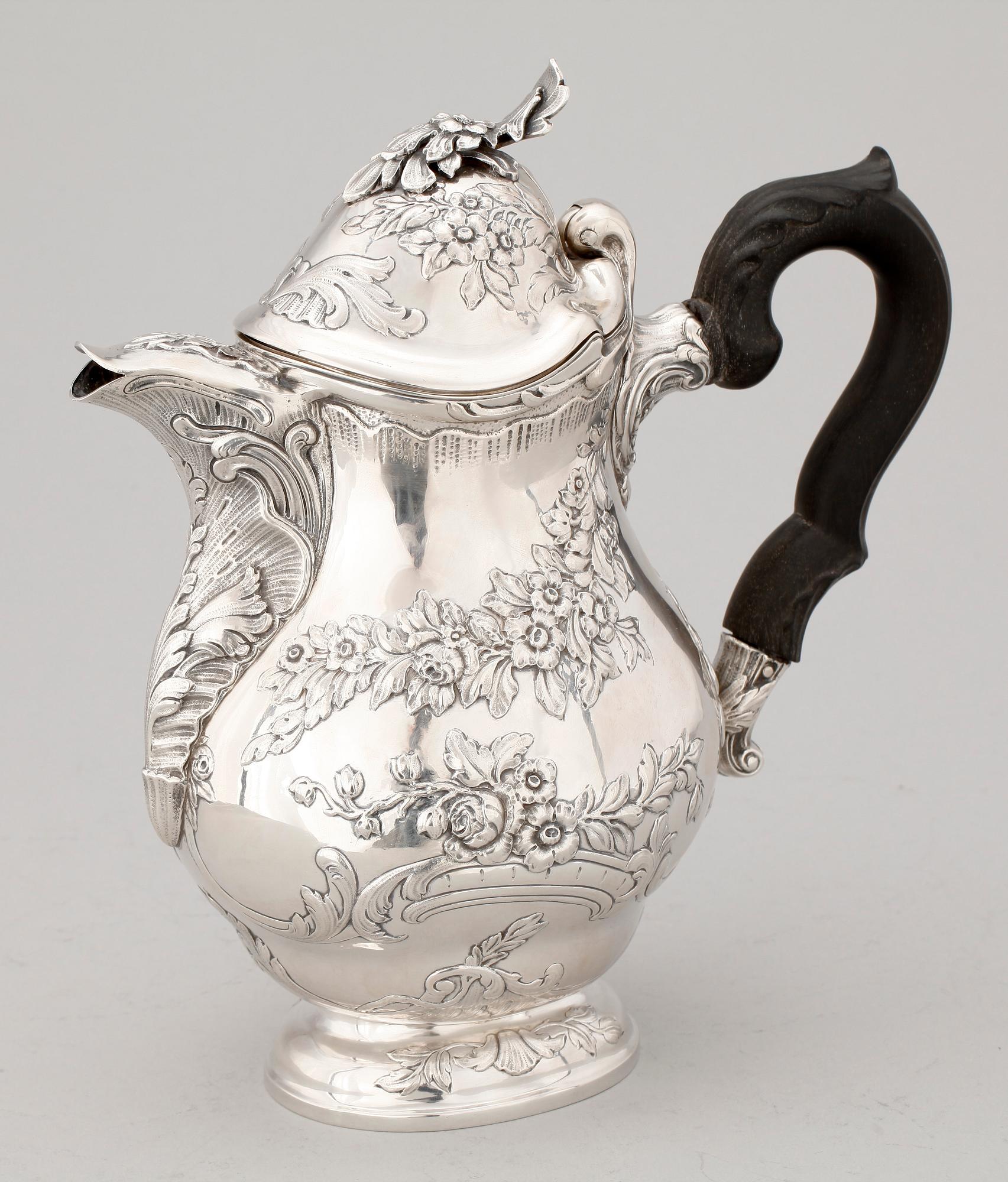 KAFFEKANNA, rokokostil, Axel Carlson, Stockholm. 1955. Kopia av Mikael Åströms mästerstycke från 1764. Vikt 1170 gram.