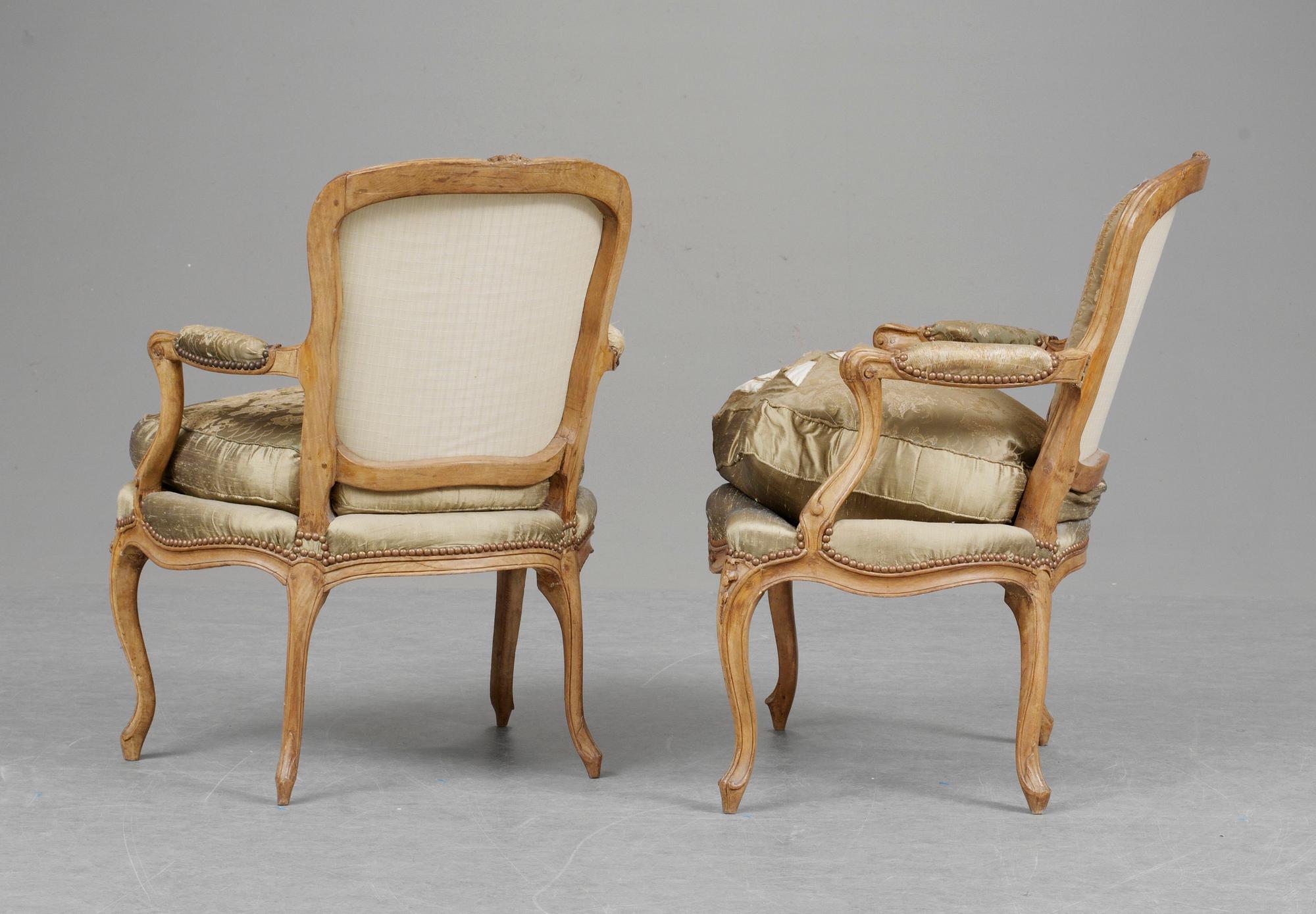 KARMSTOLAR, ett par. Louis XV.