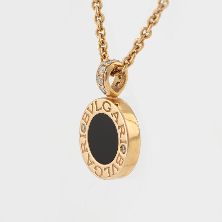 A Bulgari necklace in 18K gold with onyx and mother-of-pearl, and round brilliant-cut diamonds.