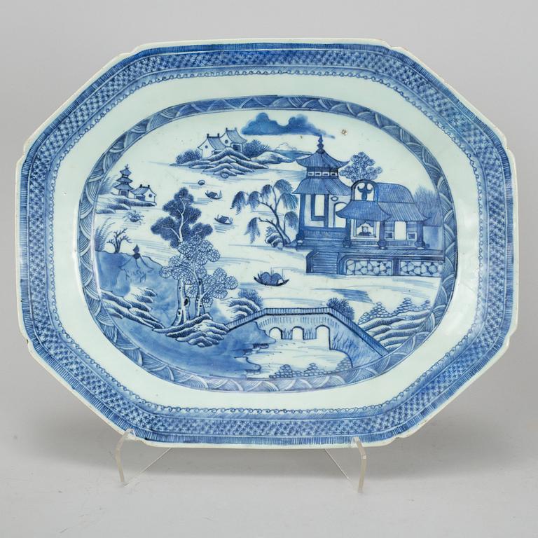 Two blue and white serving dishes and a bowl, Qing dynasty, Qianlong (1736-95).