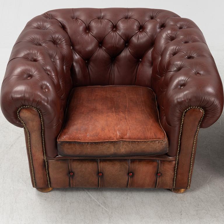 Fåtöljer, ett par, Chesterfield modell. 1900-talets andra hälft.