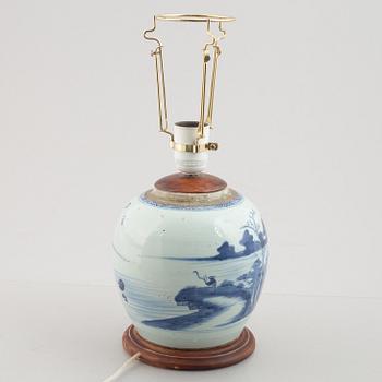 A blue and white Chinese jar, made in to a lamp, Qing dynasty, 19th century.