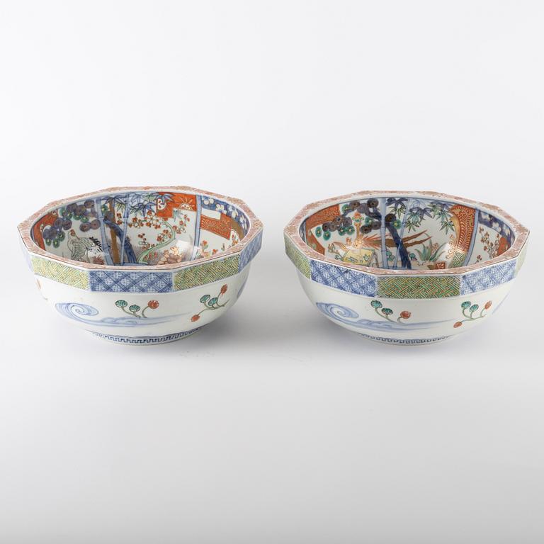 A pair of Japanese  imari bowls, 19th century.