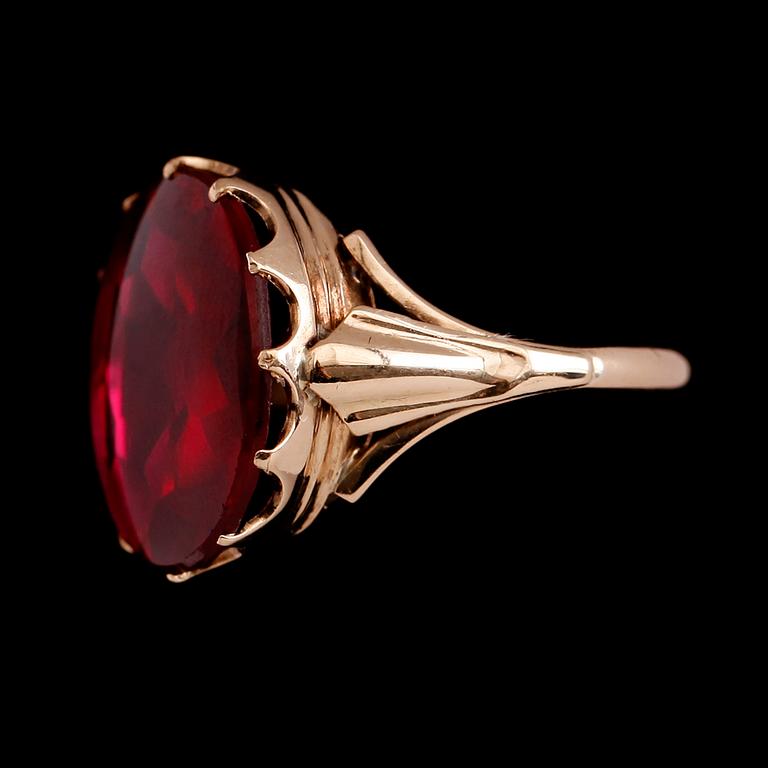 RING, 14 k guld med röd sten, 1899. Total vikt ca 4 g.