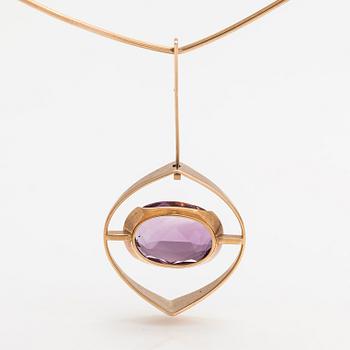 Elis Kauppi, A 14K gold necklace with an amethyst. kupittaan kulta, Turku 1962.