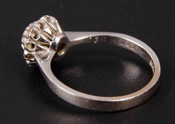 RING, vitguld med diamanter, 0,36 + 0,20 ct enl gravyr, Smyckesmed Peter Schutz AB.