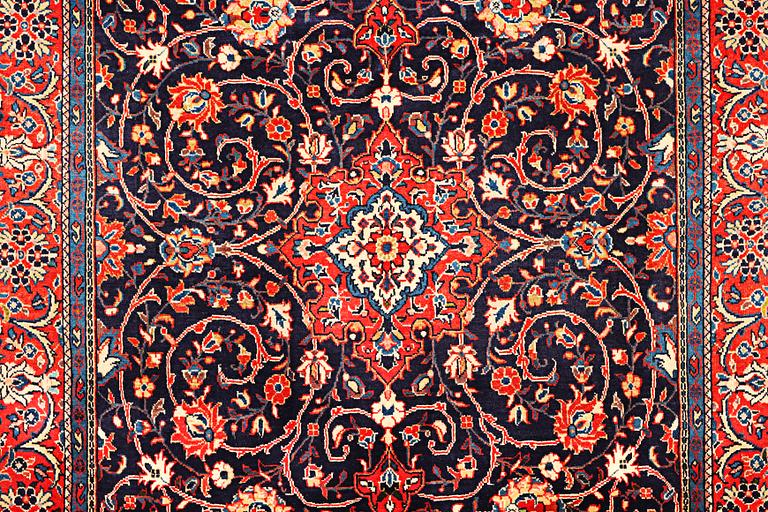 A Mahal carpet, a. 321 x 202 cm.