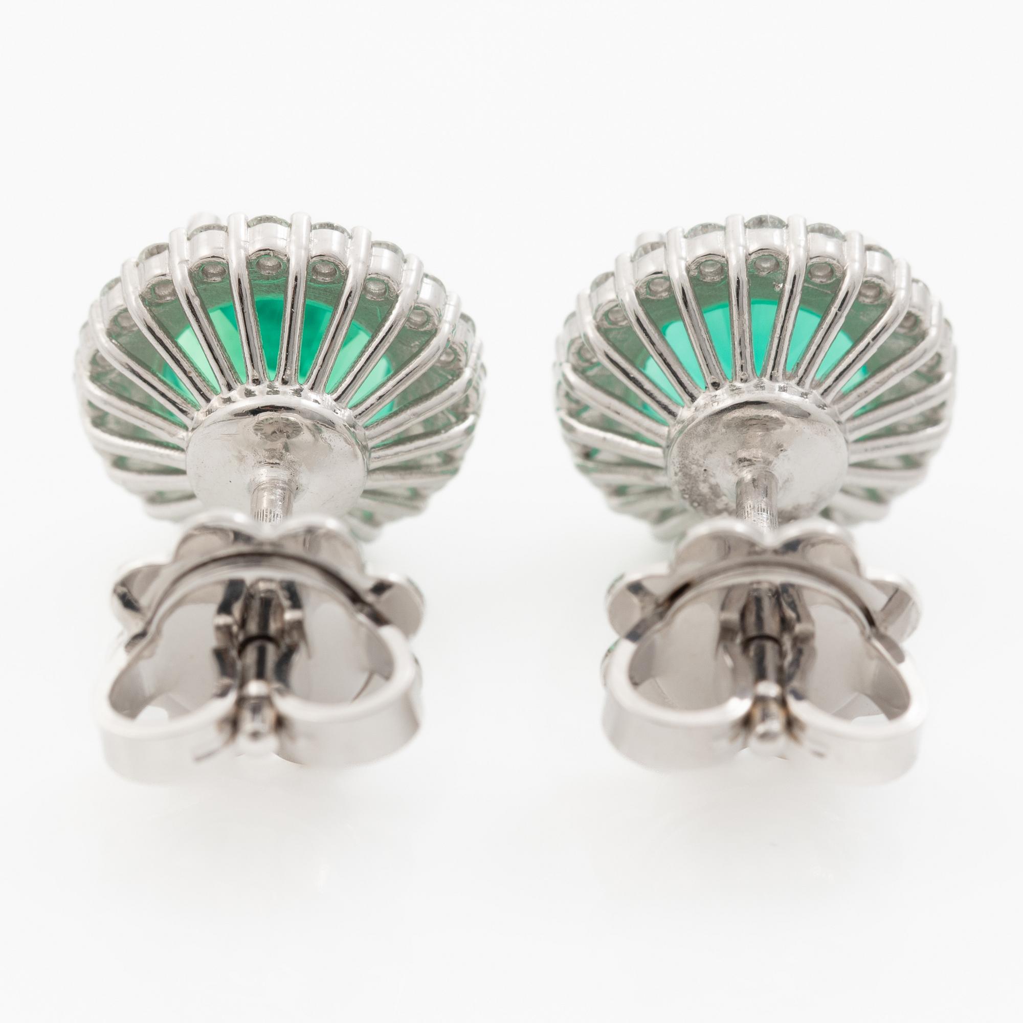 Örhängen 18K vitguld med syntetiska smaragder och briljantslipade diamanter.