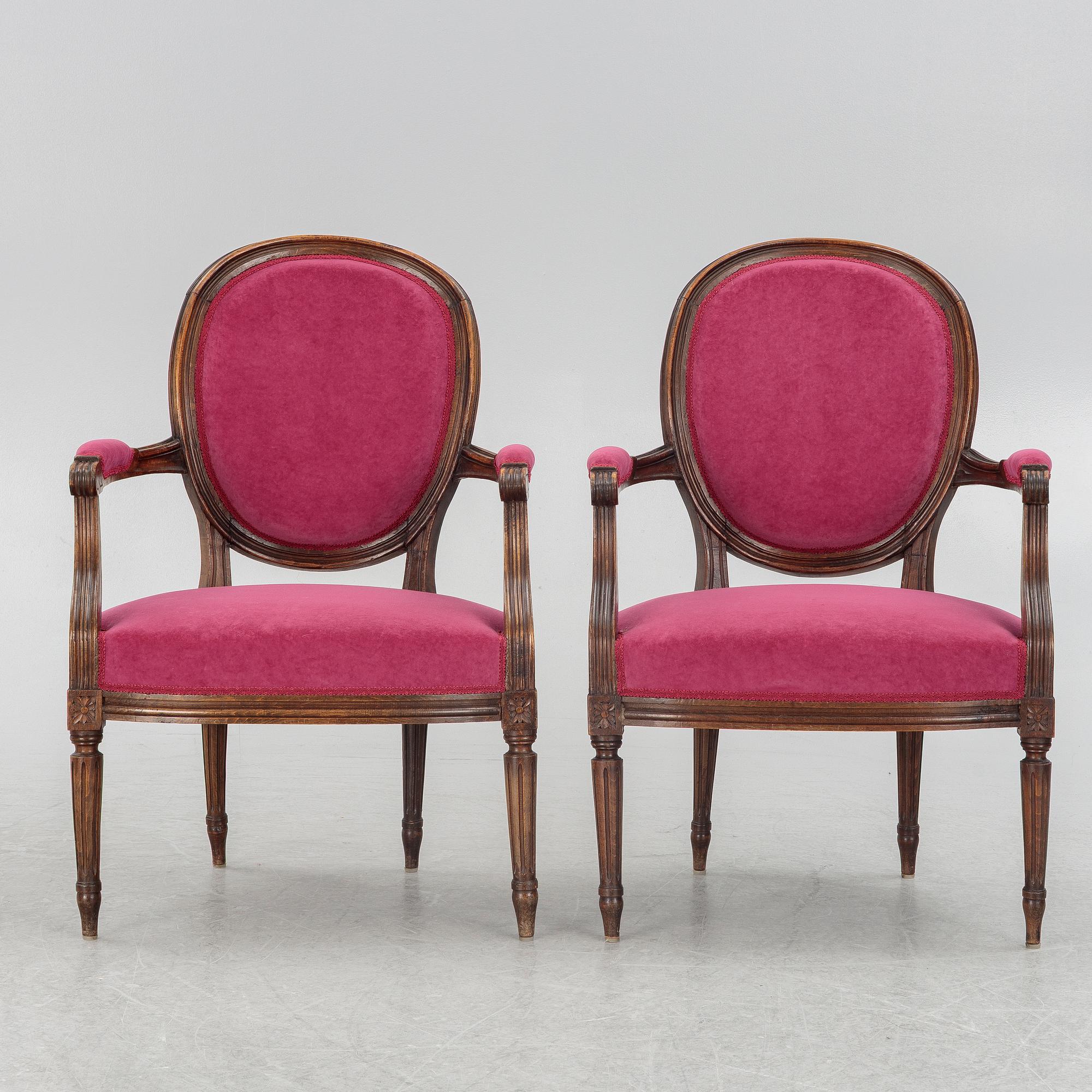 Karmstolar, ett par, gustaviansk stil, 1900-talets första hälft.