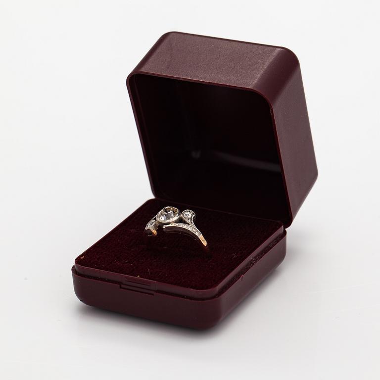 A 13-14K gold ring with old-cut diamonds ca. 0.74 ct in total and 8/8-cut diamonds ca. 0.045 ct in total.