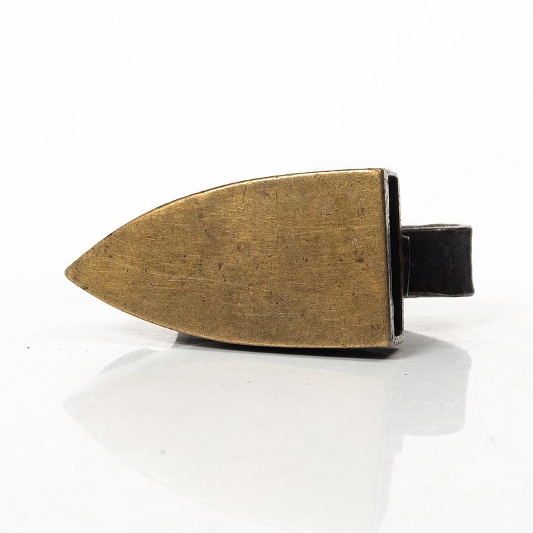 Mässingsföremål, fem stycken, 1700 - 1800-tal.
