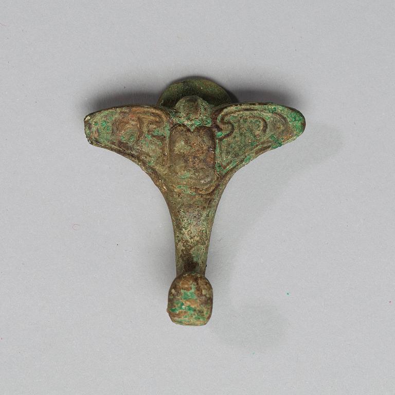 BÄLTESSPÄNNE, brons. Zhoudynastin (ca. 1050-221 f.Kr).