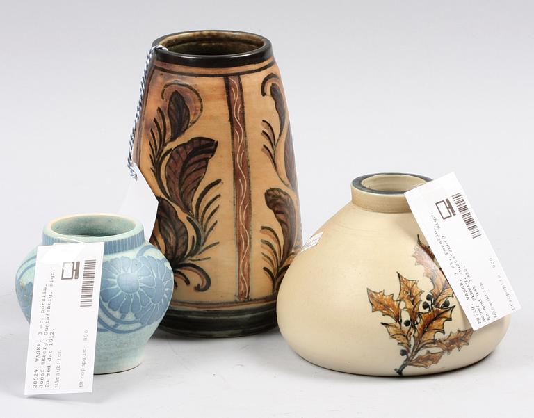 VASER, 3 st, porslin, Josef Ekberg, Gustafsberg, sign. En med dat 1912.