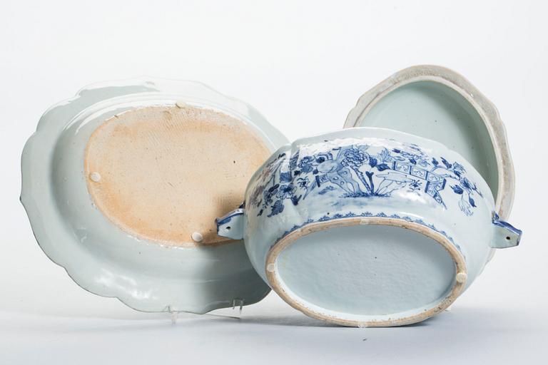 TERRIN med LOCK och FAT, porslin, Kina Qianlong (1735-1796).
