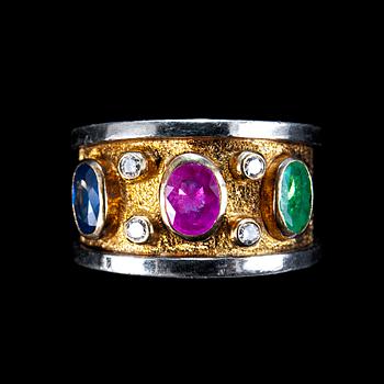 85. RING, sapphire c. 0.50 ct, ruby c. 0.60 ct, emerald c. 0.50 ct, brilliants c. 0.12 ct.