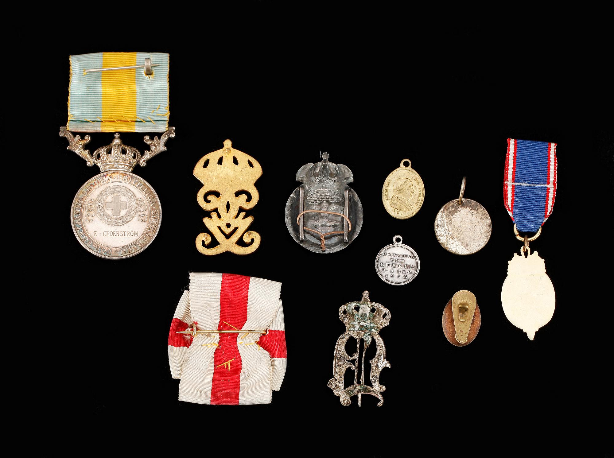 MEDALJER SAMT DIV MÄRKEN, 2 st, bla silver och "Förtjänst om den frivilliga sjukvården", 1800-1900-tal.