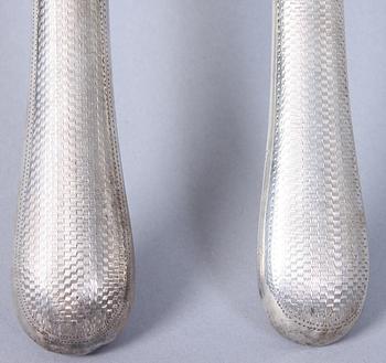 UPPLÄGGNINGSBESTICK, ett par, silver, bär otydliga stämplar.