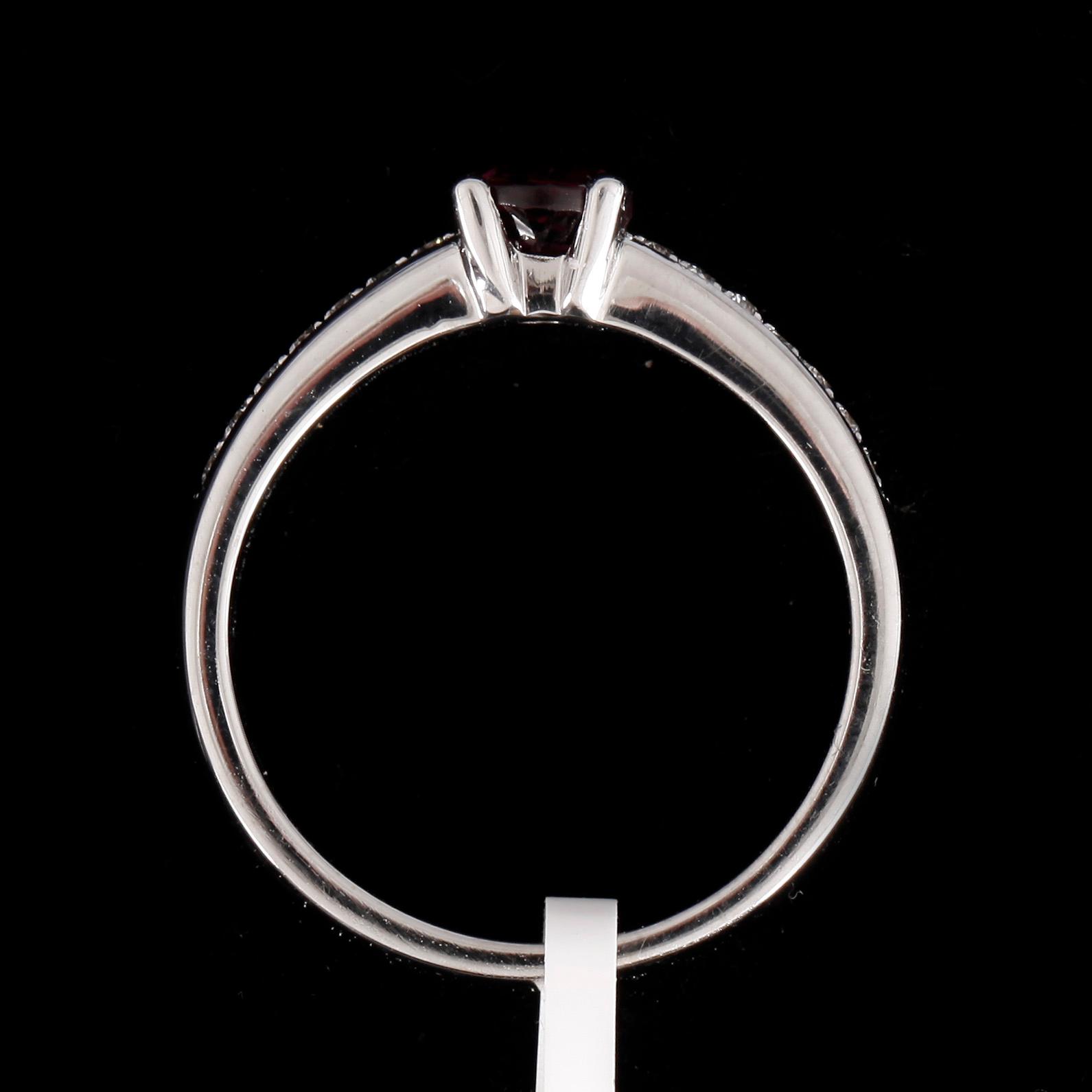 RING, 14k vitguld med turmalin 0,62ct och diamanter tot 0,12ct. Vikt ca 3,82 gram.