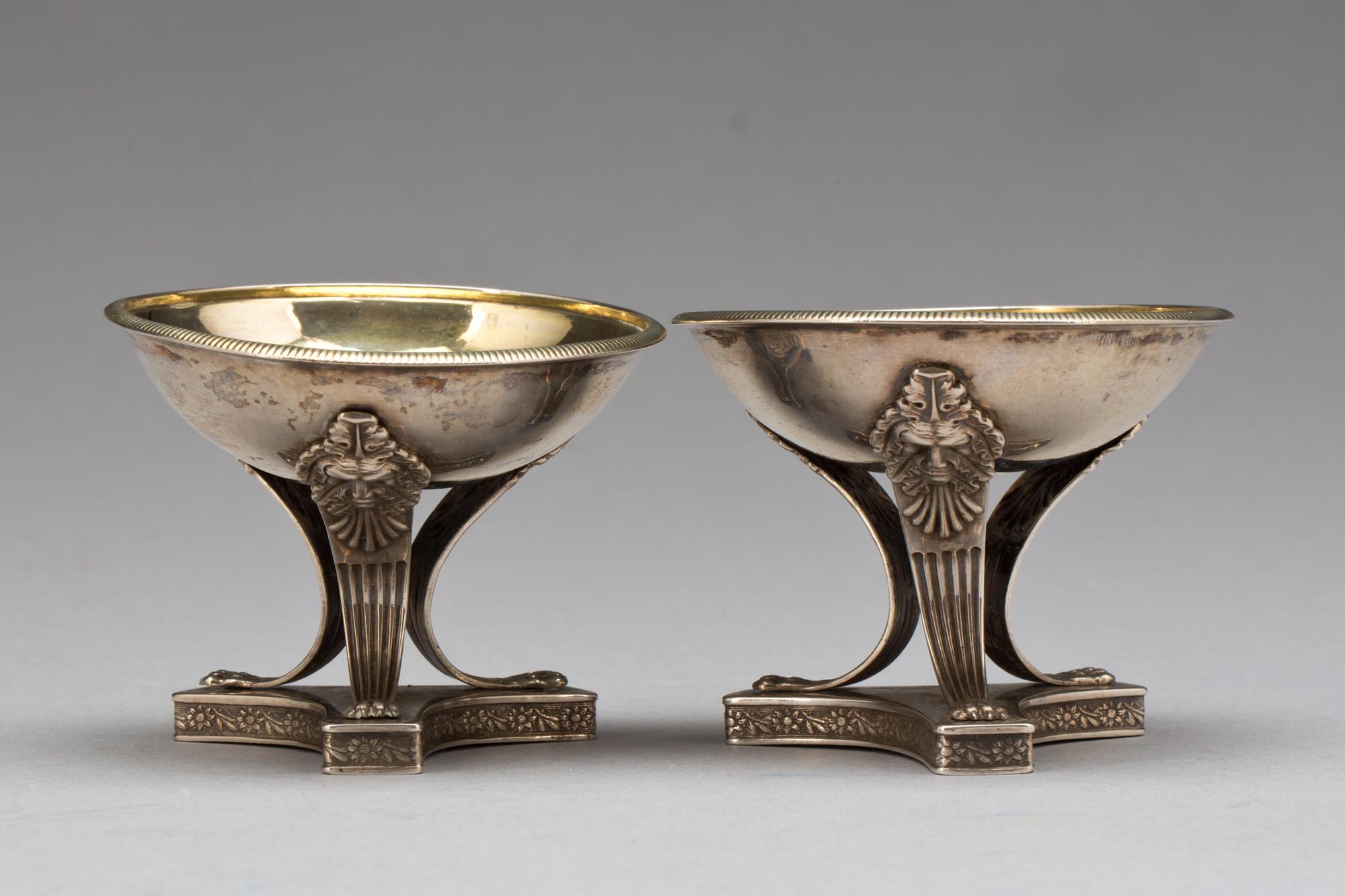 SALTKAR, ett par, silver, empire, Gustaf Folcker Stockholm 1825. Vikt 134 gram.