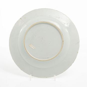 Tallrikar, tre stycken, porslin. Qingdynastin, 1700-tal.