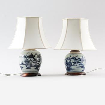 BORDSLAMPOR, 1 par, porslin, Kina, 1800-tal.