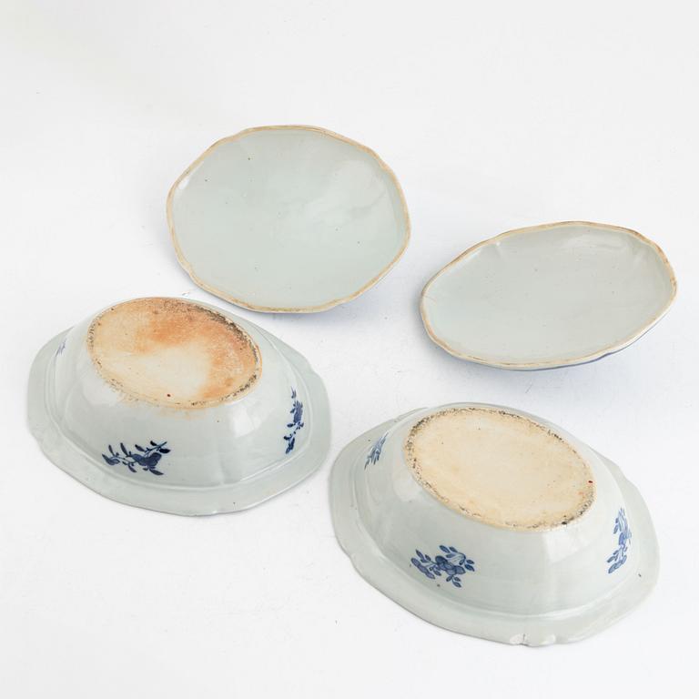 A pair of blue and white covered porcelain dishes, China, Qing dynasty, around 1800.